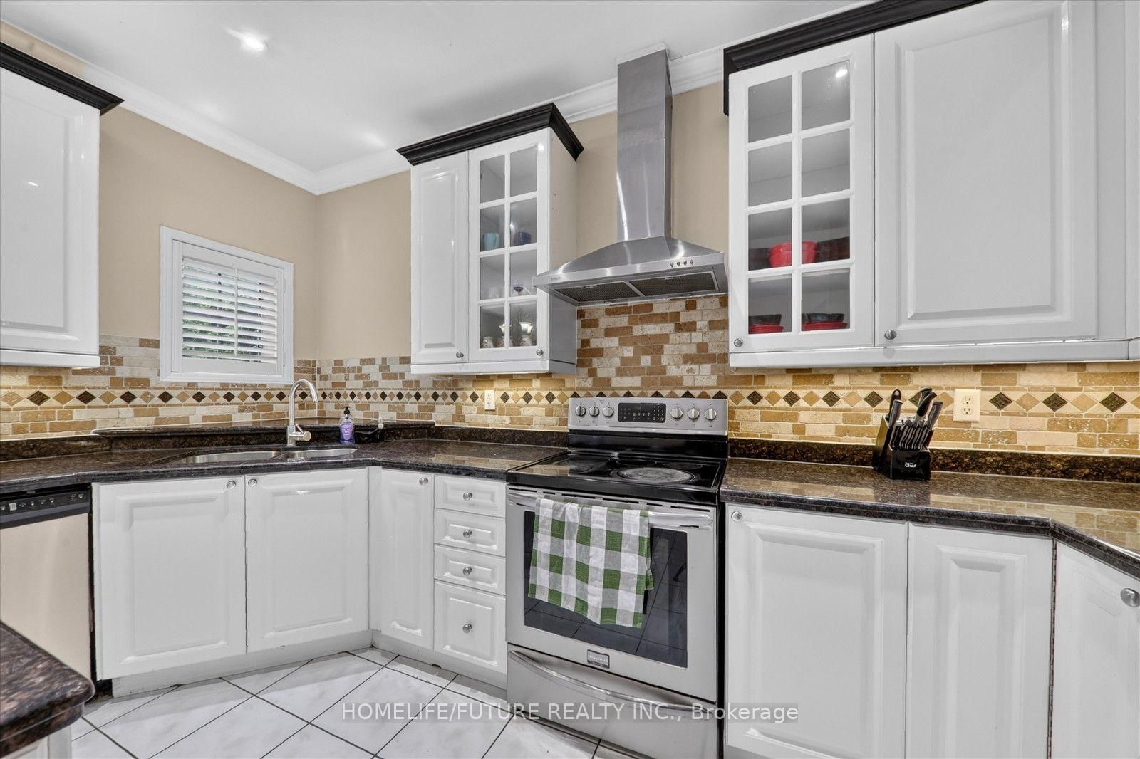 6 Dolby Crescent • Ajax, ON photo 12