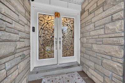 6 Dolby Crescent • Ajax, ON photo 3