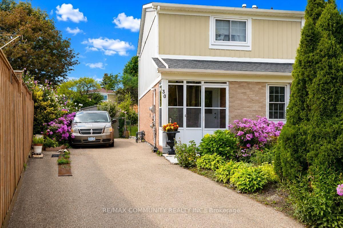 30 Stanbridge Court • Toronto, ON photo 2