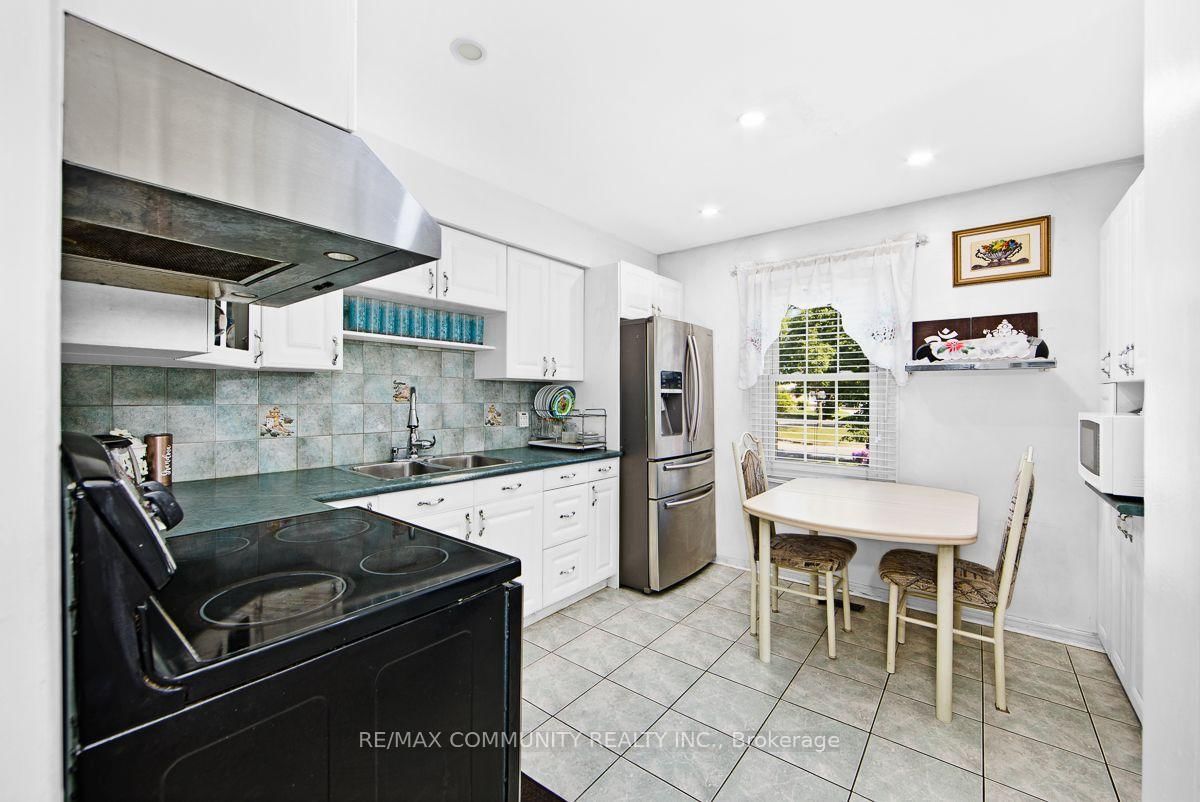 30 Stanbridge Court • Toronto, ON photo 5