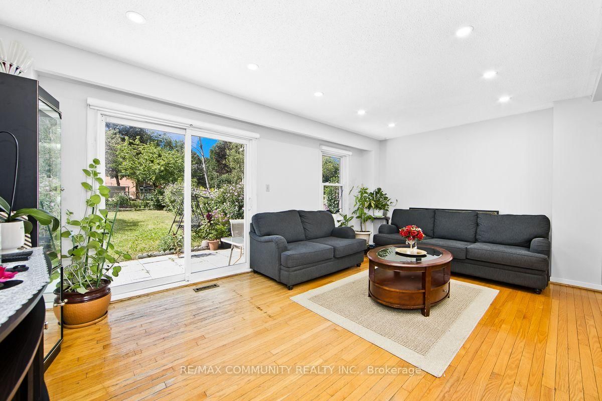 30 Stanbridge Court • Toronto, ON photo 6