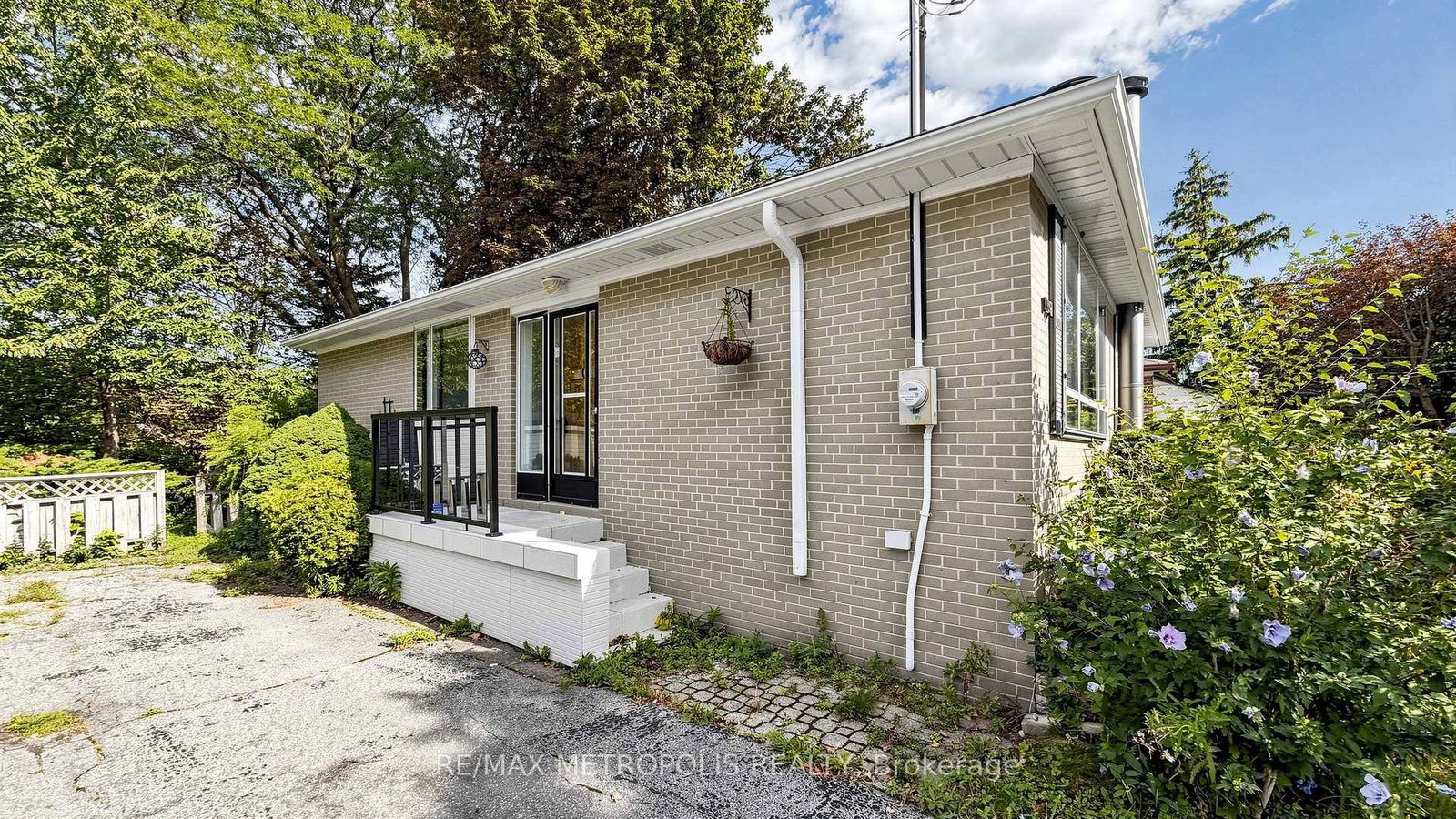 139 Pandora Circle • Toronto, ON photo 5