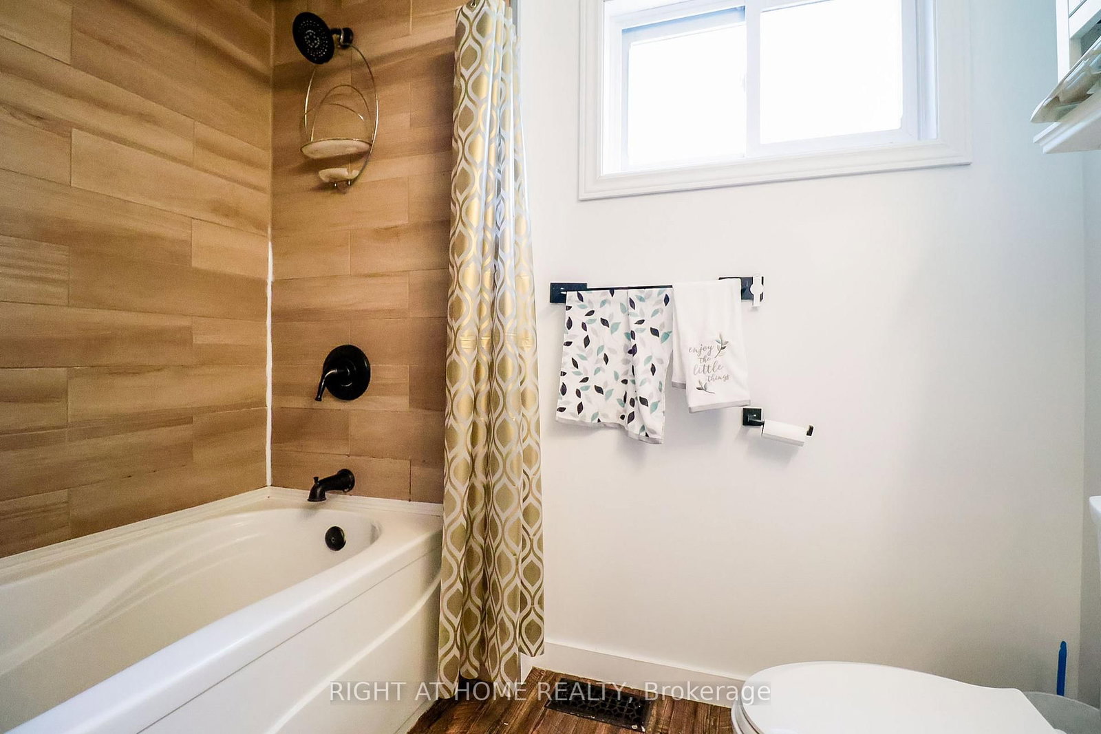 1327 Commerce Street • Pickering, ON photo 17