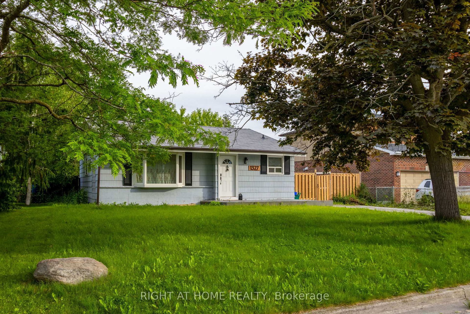 1327 Commerce Street • Pickering, ON photo 3