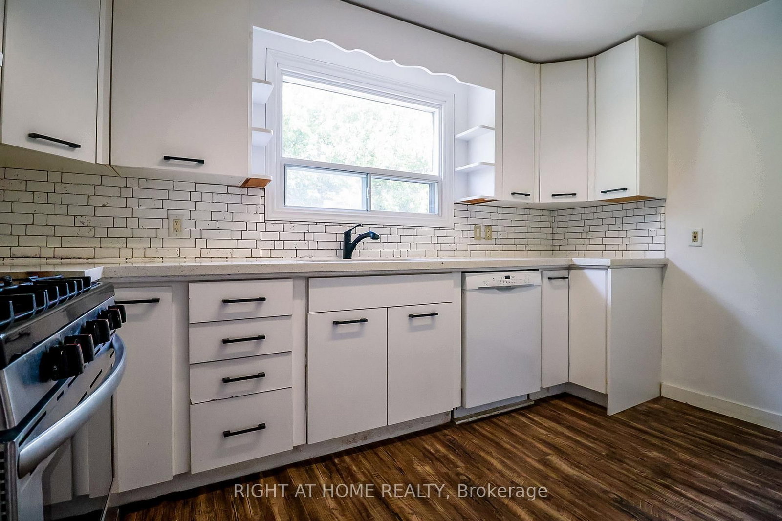 1327 Commerce Street • Pickering, ON photo 8