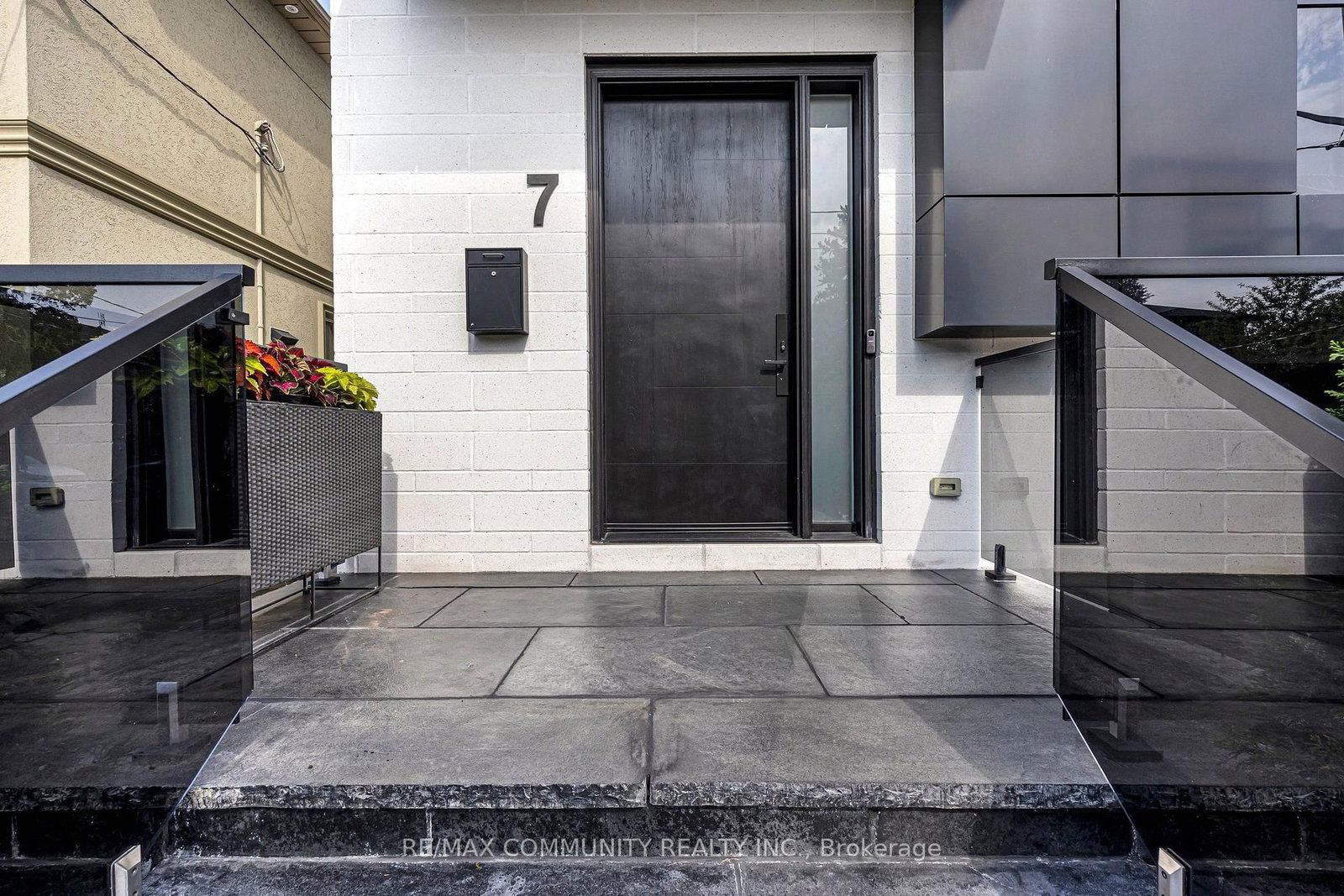 7 Derwyn Road • Toronto, ON photo 3