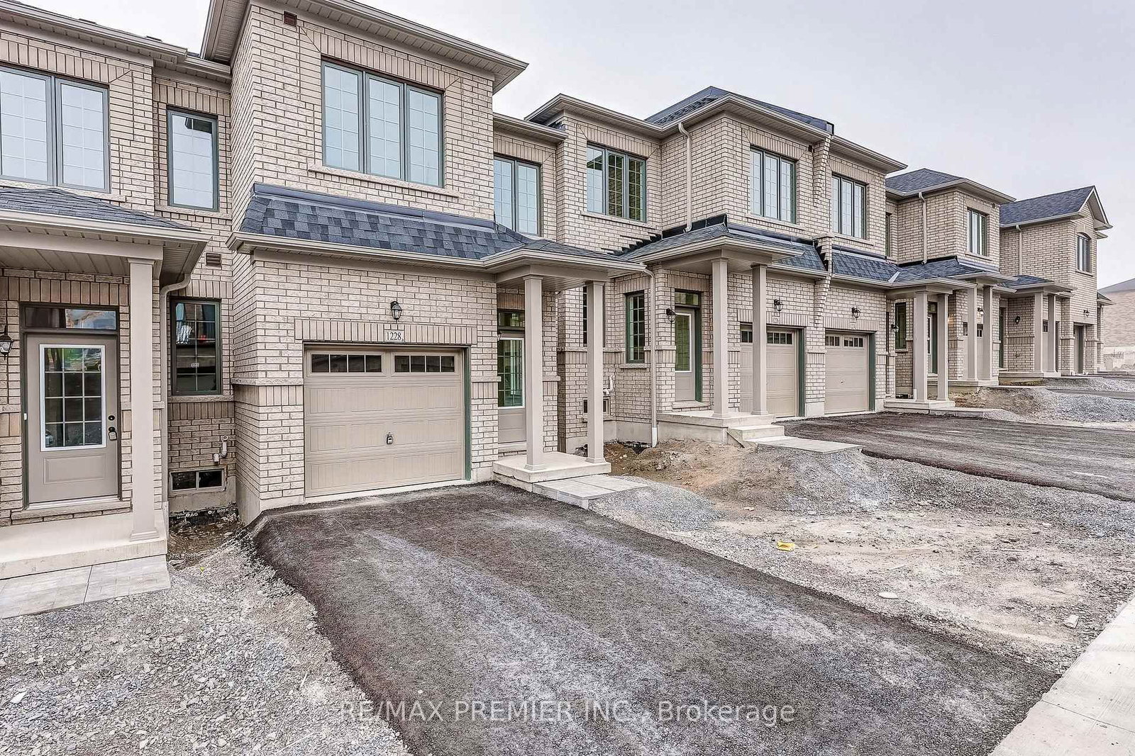 1228 Elizabeth Mackenzie Drive • Pickering, ON photo 6