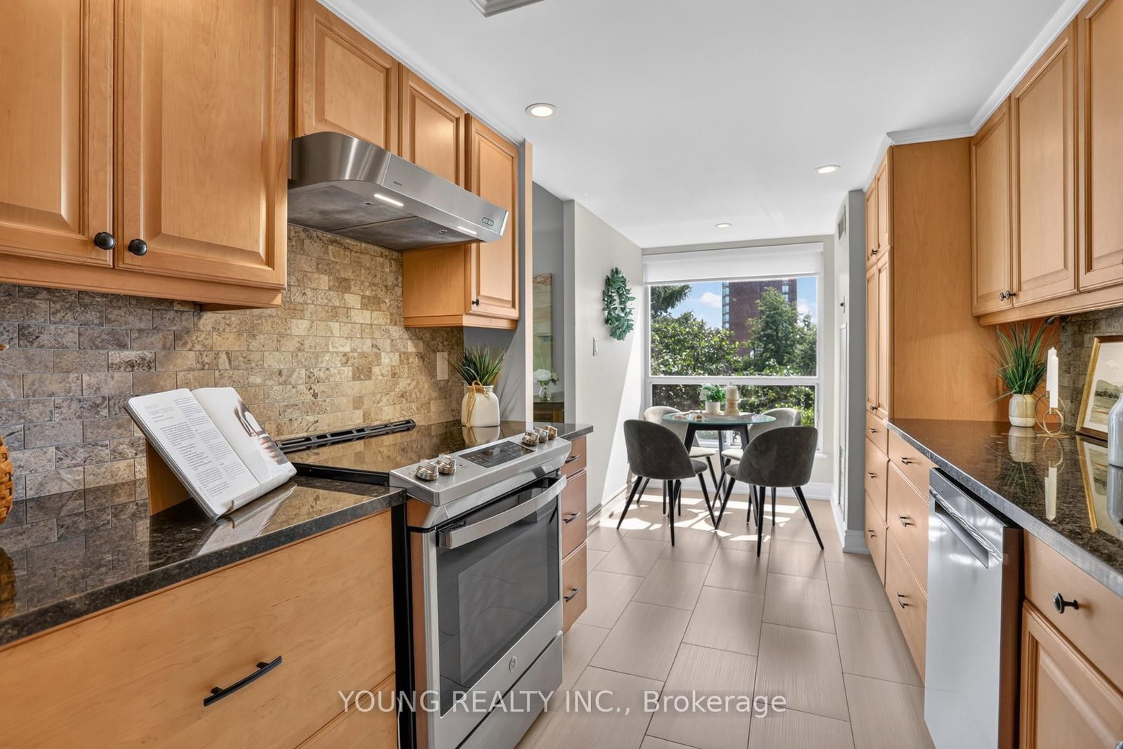 712 ROSSLAND Road E • #203 • Whitby, ON photo 3