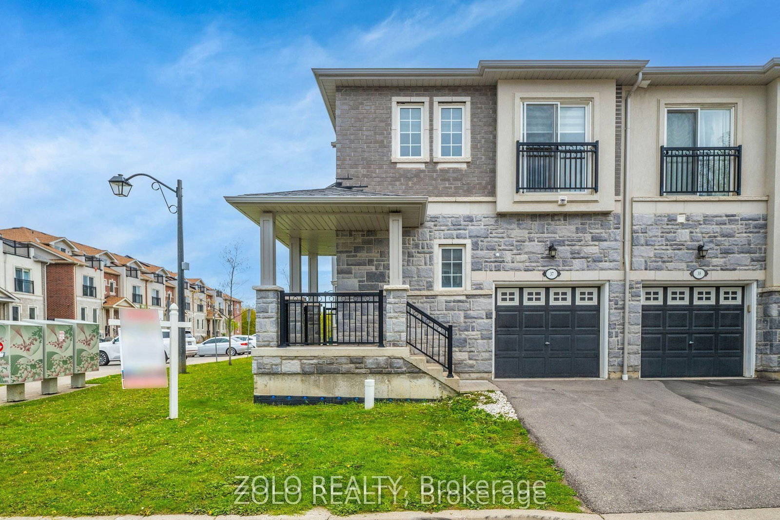 37 Prospect Way • Whitby, ON photo 2