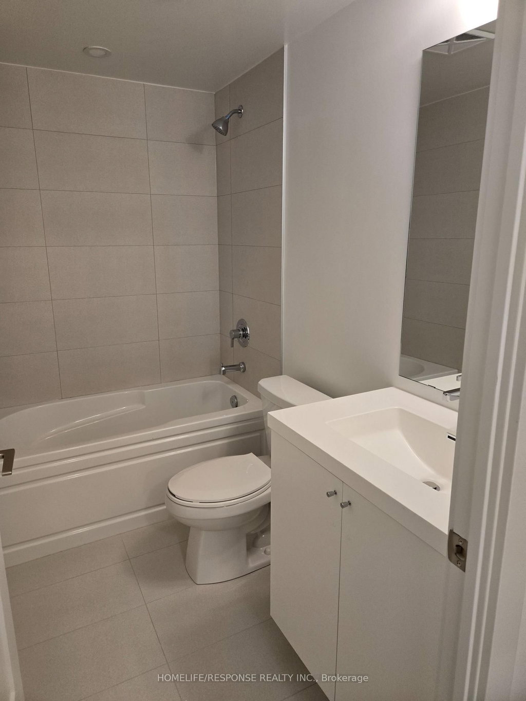 916 - 2545 Simcoe Street N 4