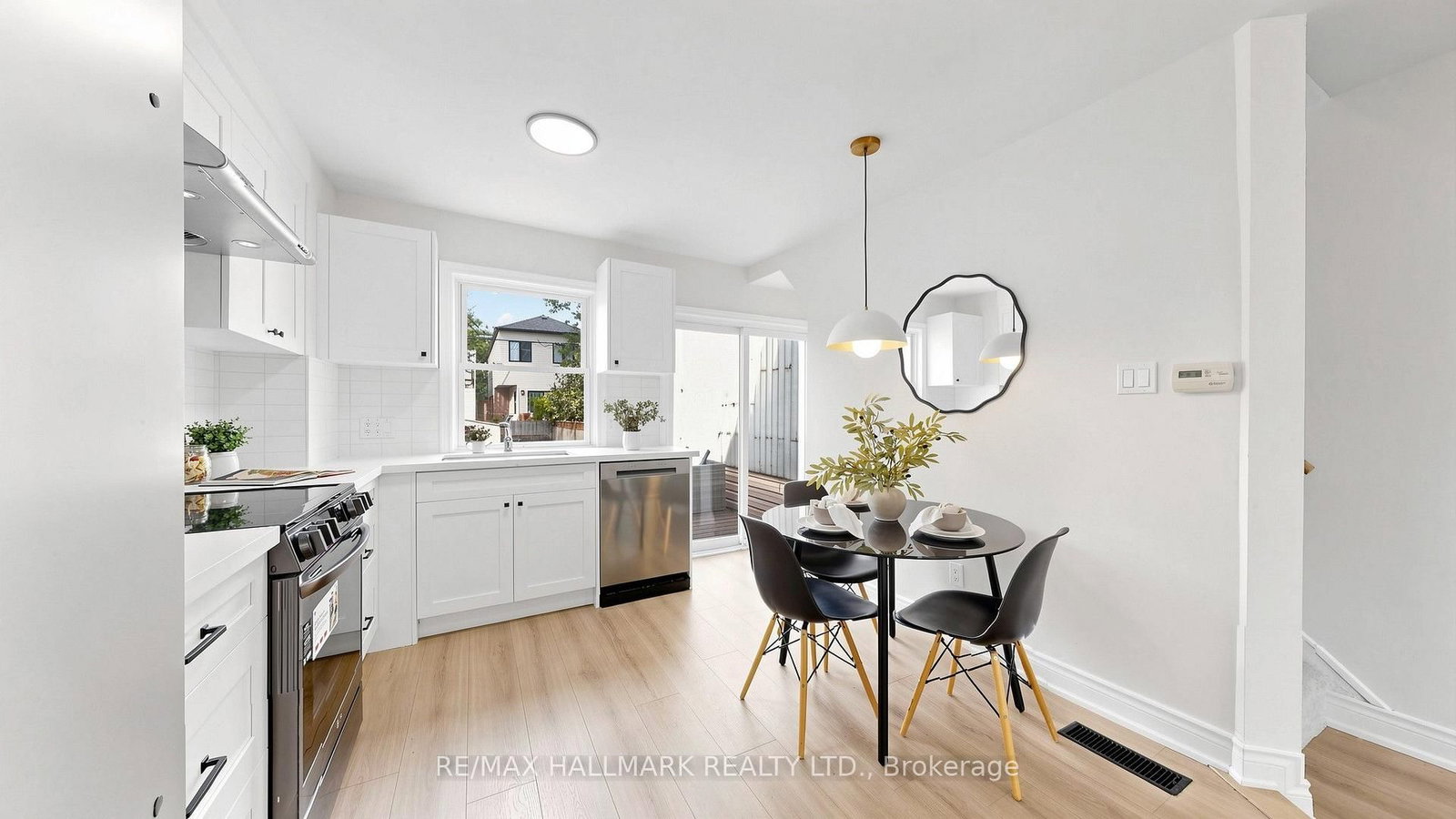 16 Queensdale Avenue • Toronto, ON photo 10