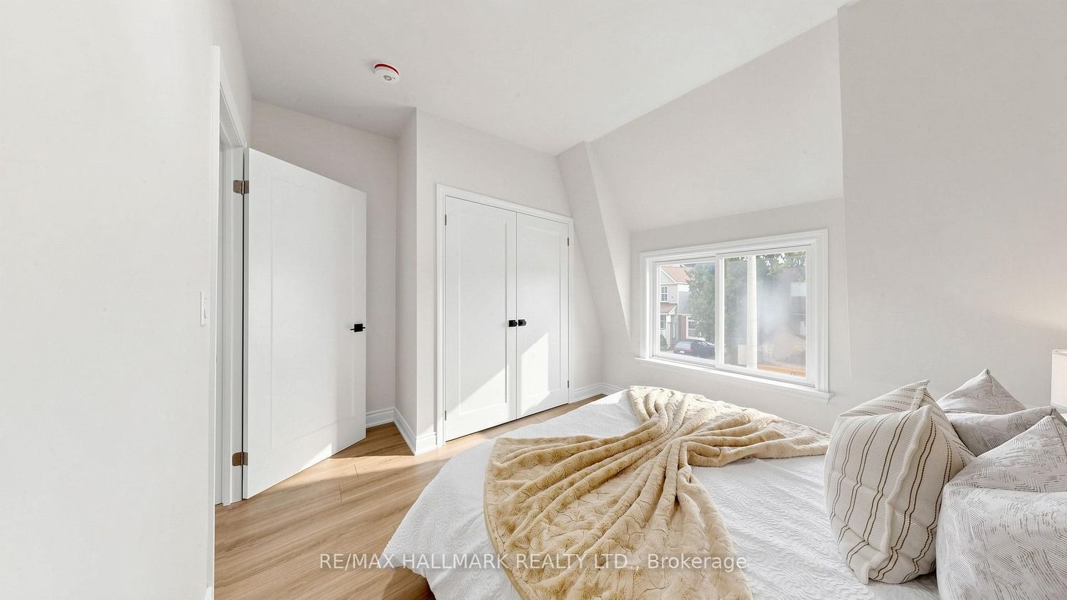 16 Queensdale Avenue • Toronto, ON photo 13