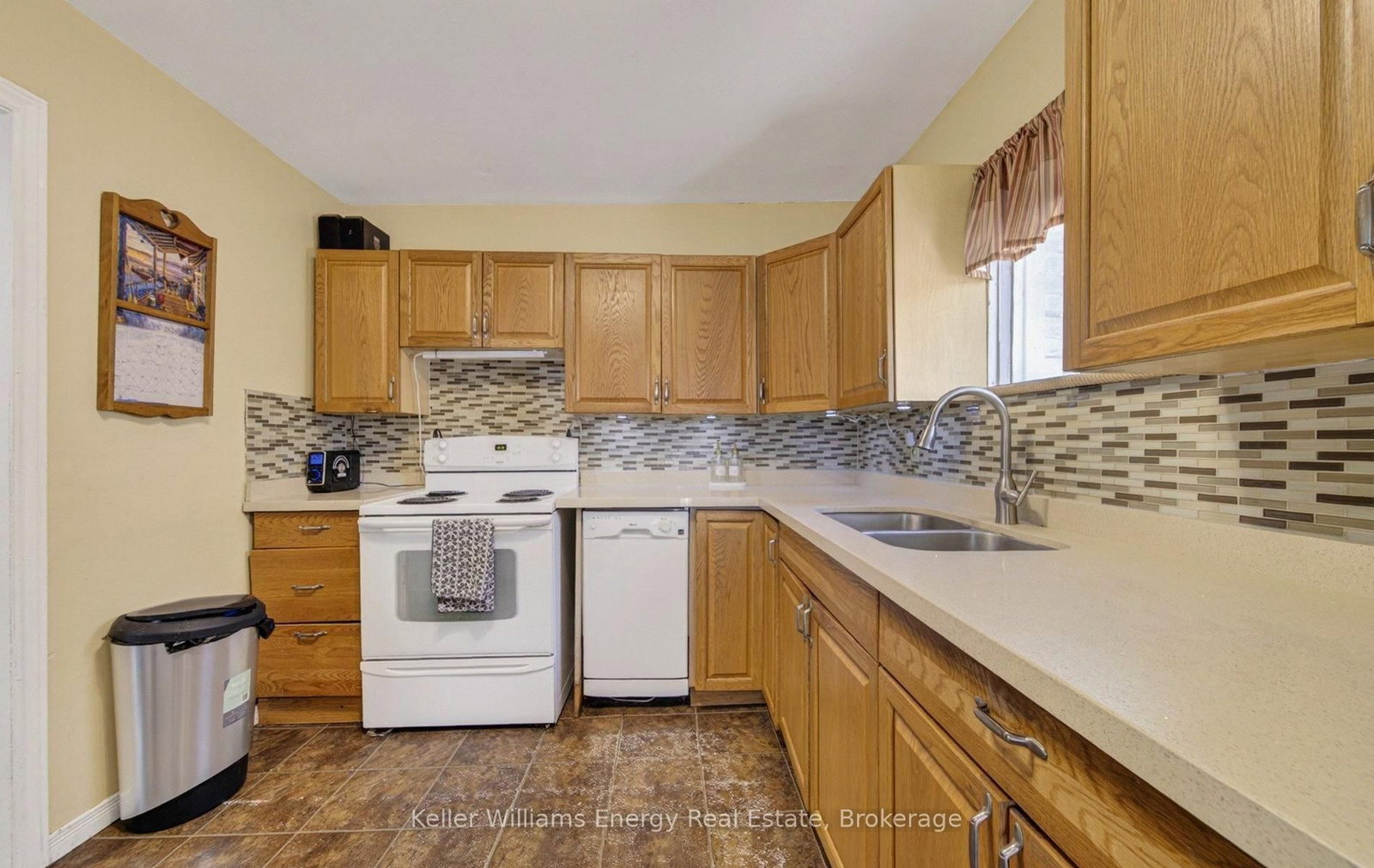 266 Division St, Oshawa, view 15