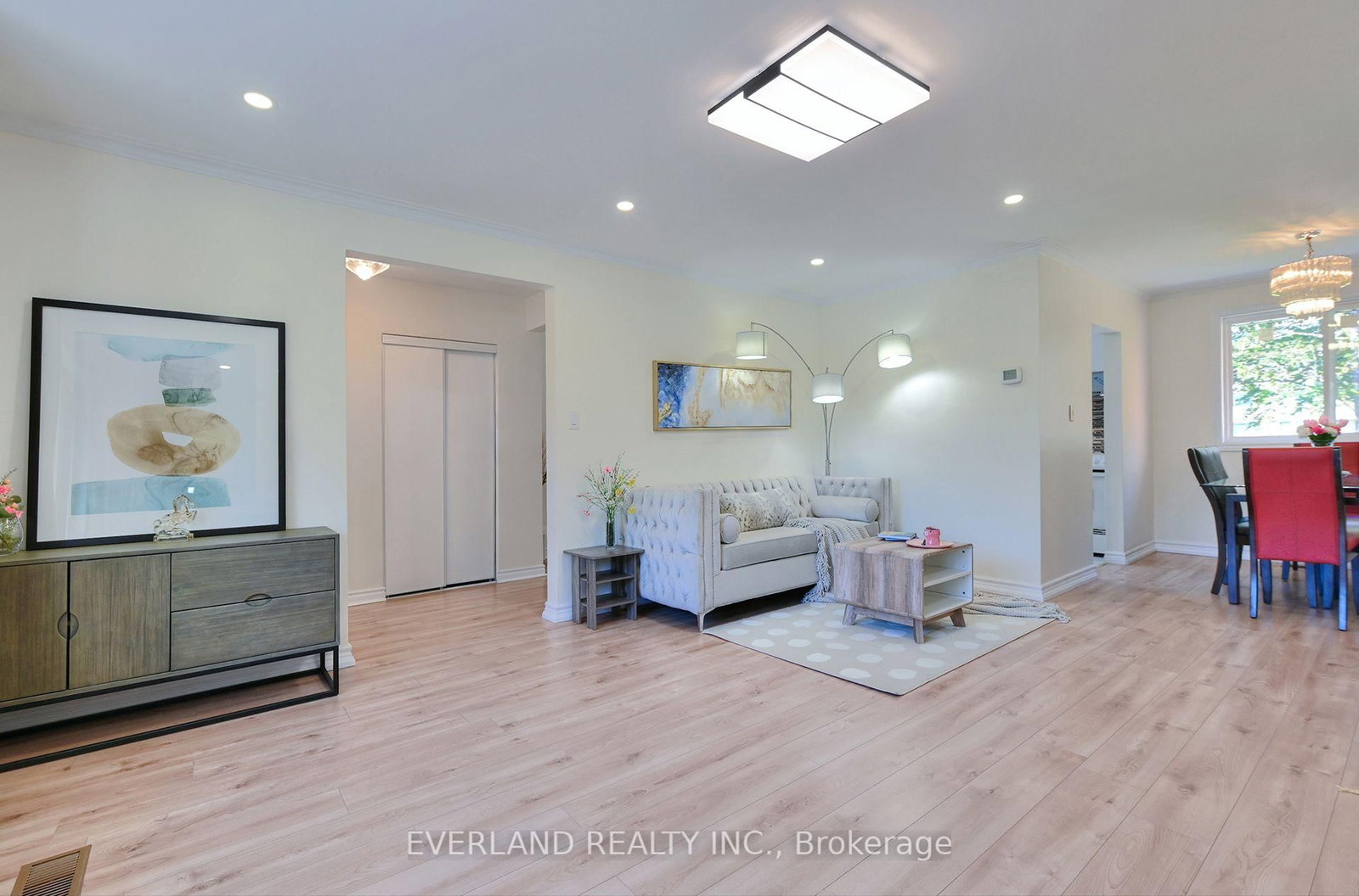52 Fairglen Avenue • Toronto, ON photo 8