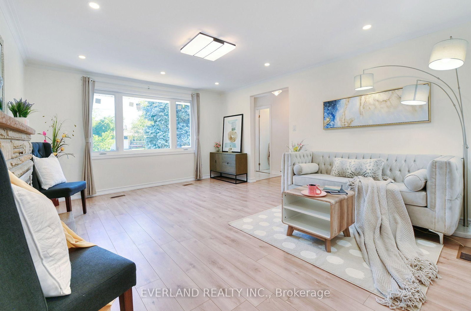 52 Fairglen Avenue • Toronto, ON photo 9