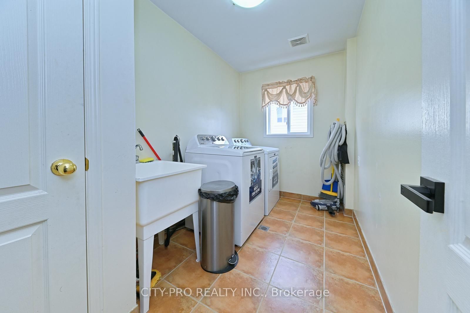 1178 Salmers Drive • Oshawa, ON photo 37