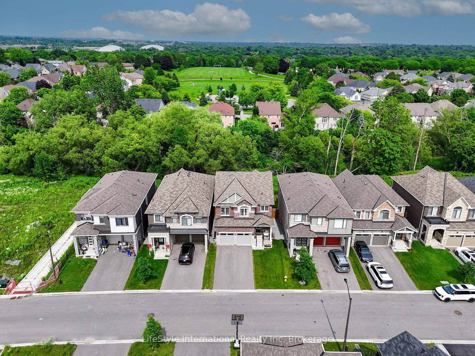 68 Barkerville Drive • Whitby, ON photo 5