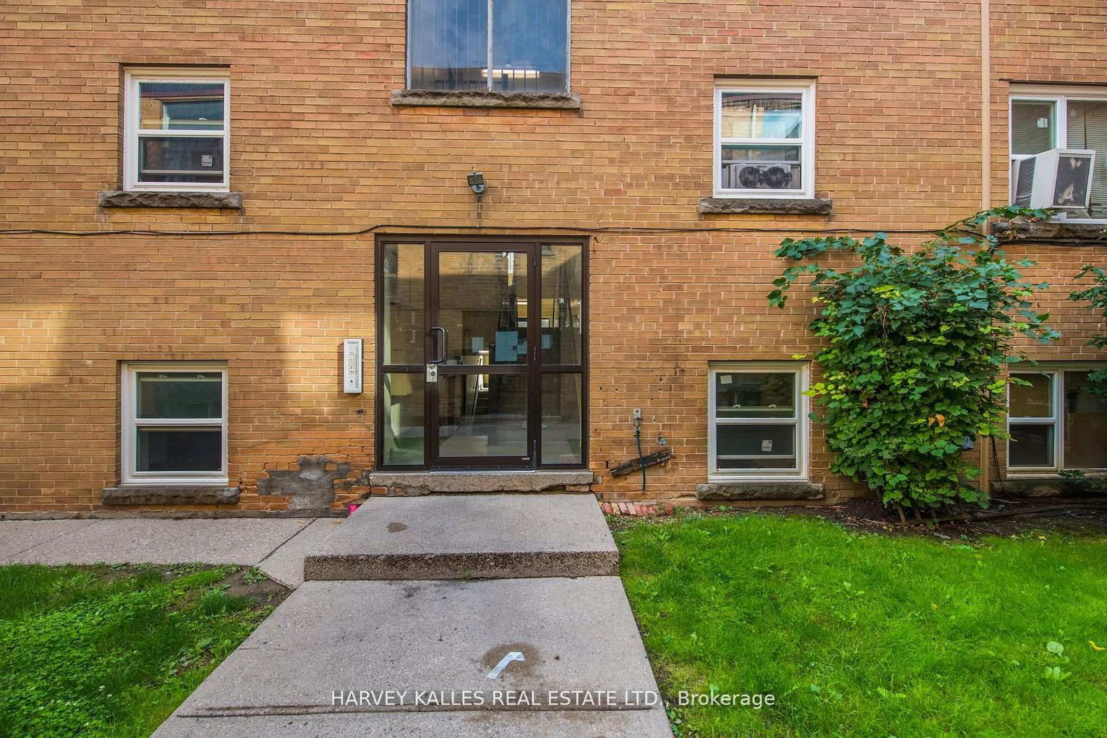 8 - 2905 St Clair Avenue E, Toronto 3