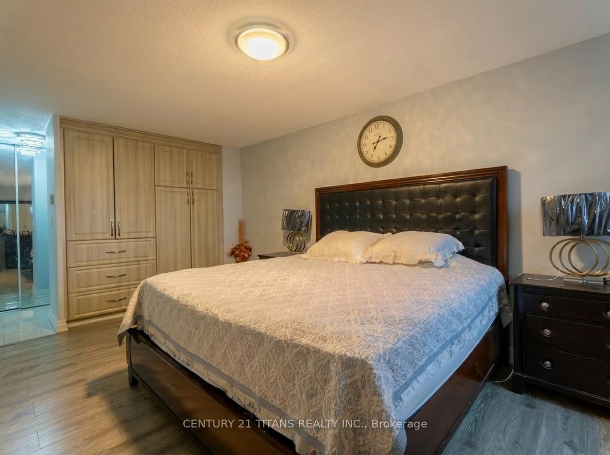 3 Massey Square • #3001 • Toronto, ON photo 9