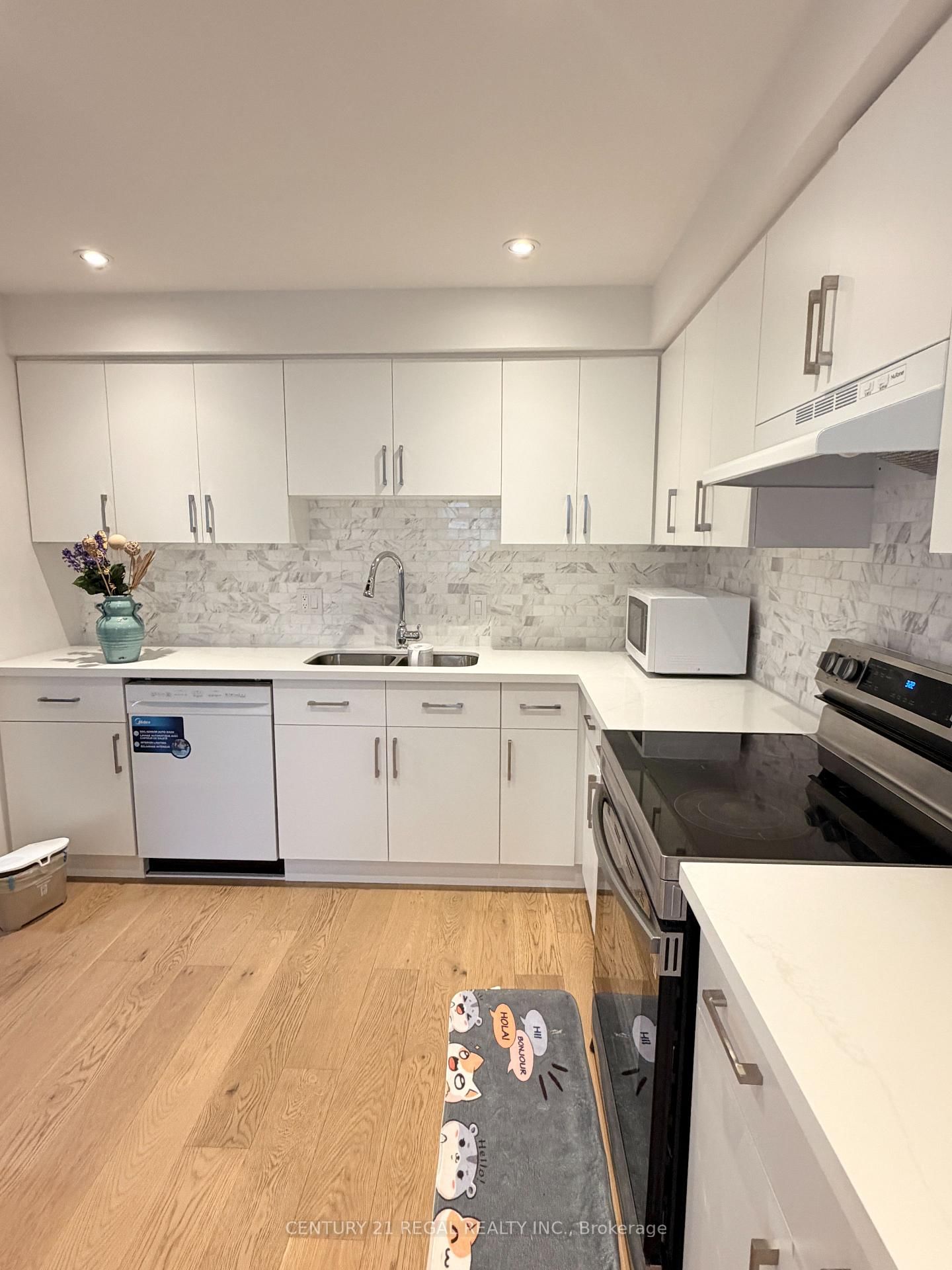 8 Chamberlain Court • Ajax, ON photo 5