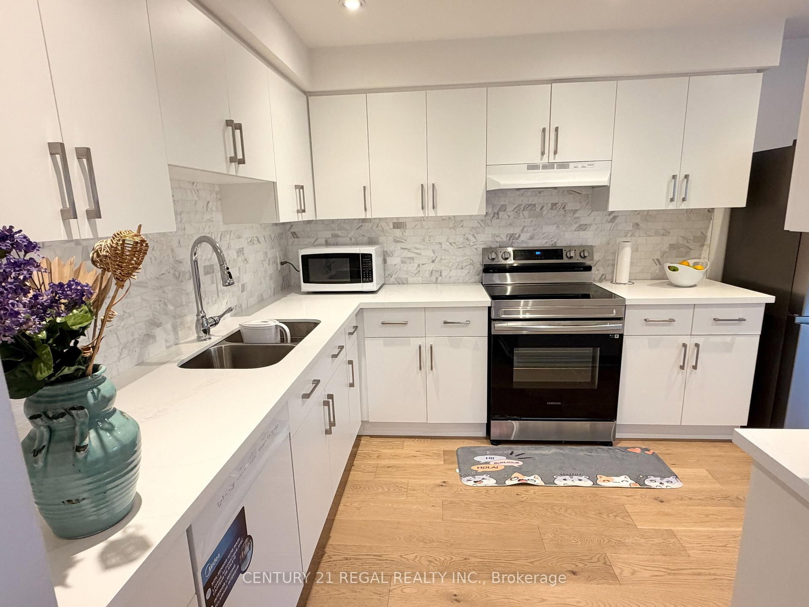 8 Chamberlain Court • Ajax, ON photo 6