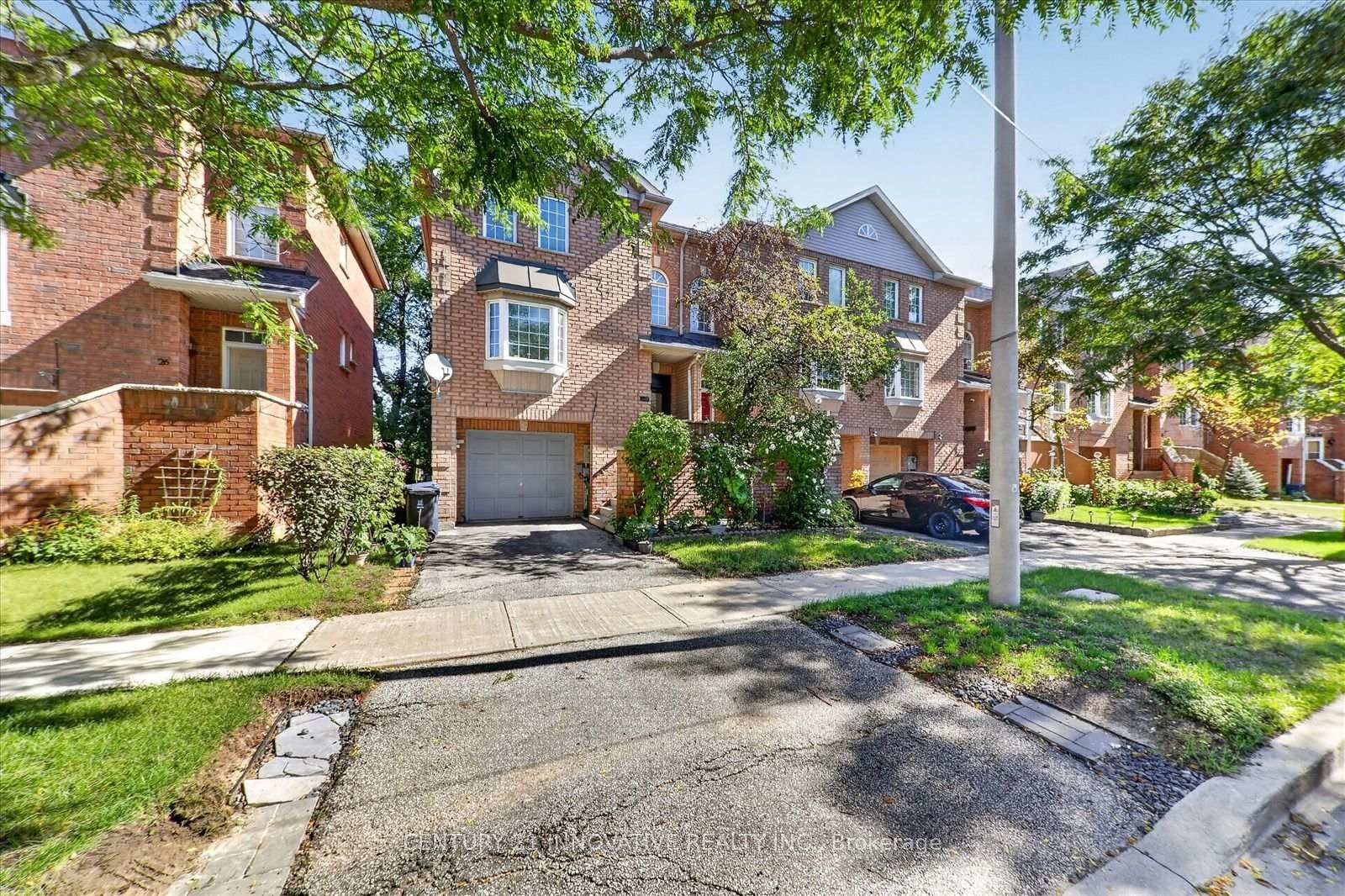 28 Eli Shackleton Court • Toronto, ON photo 3