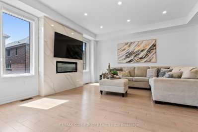 2879 Foxden Square • Pickering, ON photo 8