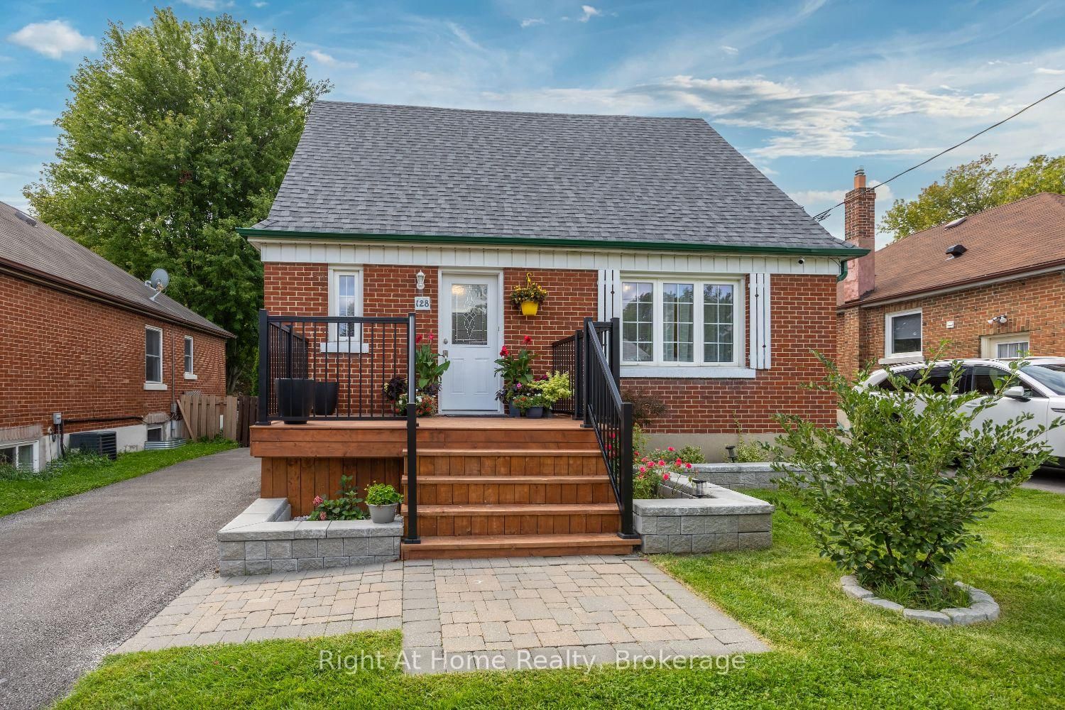 128 Lasalle Avenue • Oshawa, ON photo 2