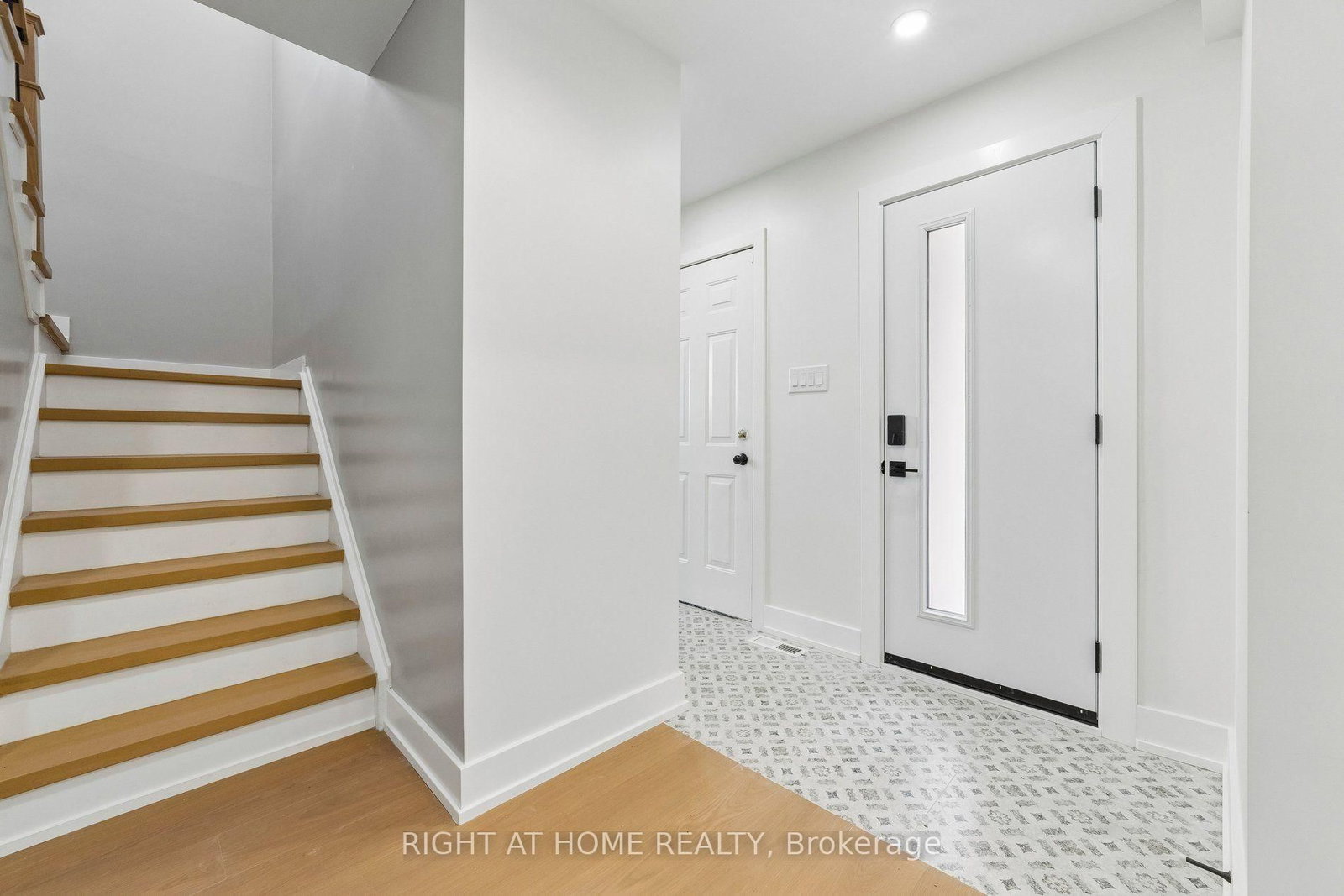 16 Ian Fleming Crescent • Whitby, ON photo 2