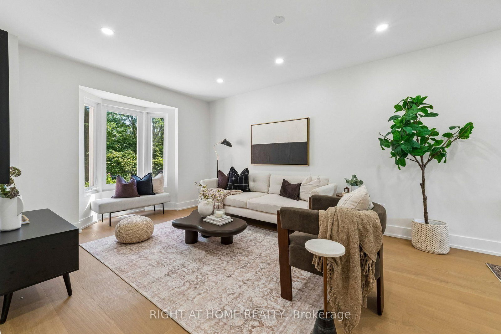 16 Ian Fleming Crescent • Whitby, ON photo 4