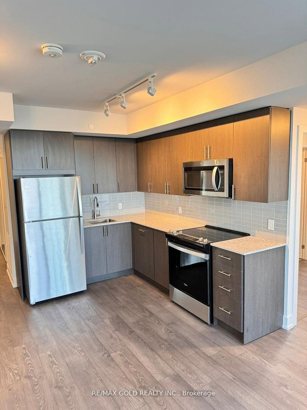 2316 - 2550 Simcoe Street N 3