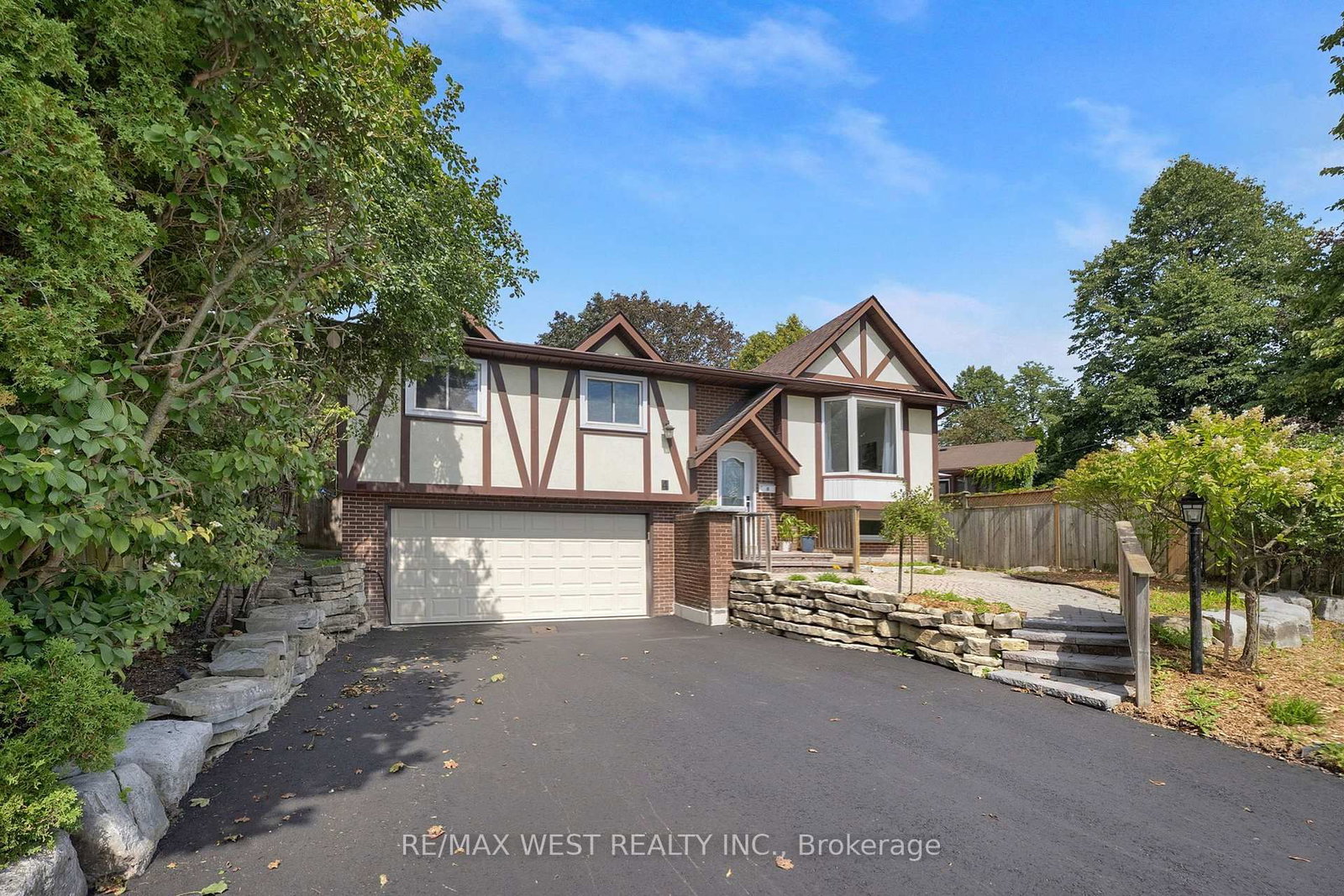 4 Flemington Court • Whitby, ON photo 1