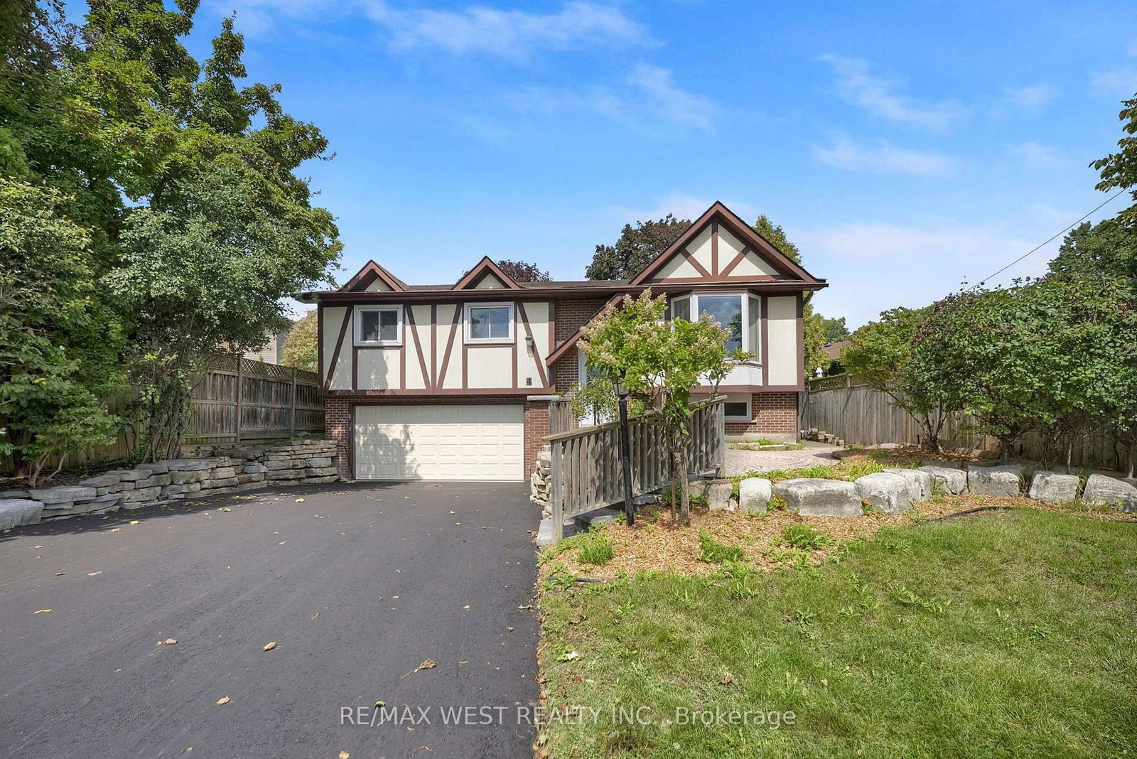 4 Flemington Court • Whitby, ON photo 3