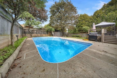 4 Flemington Court • Whitby, ON photo 7