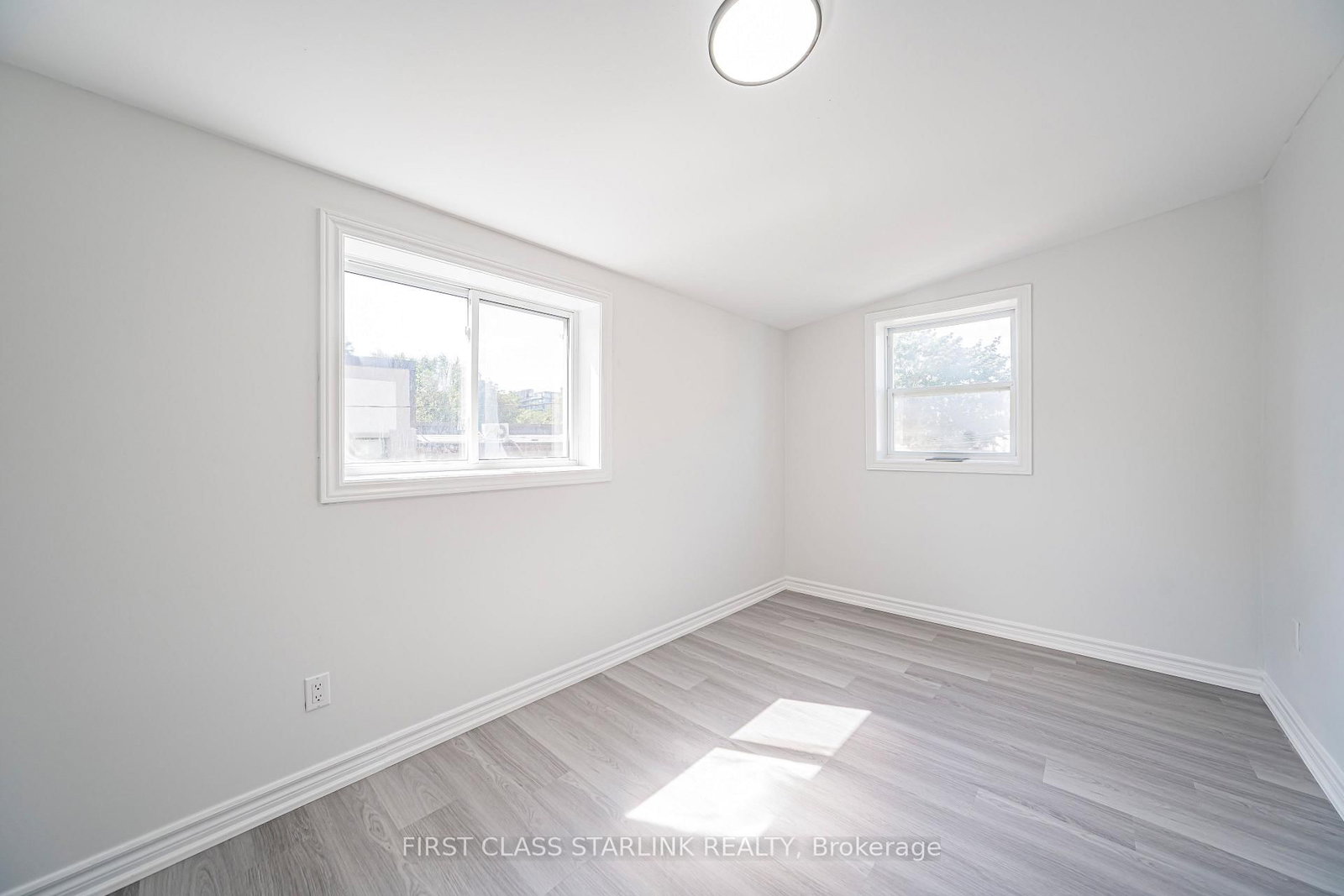 945 Gerrard Street E • Toronto, ON photo 27