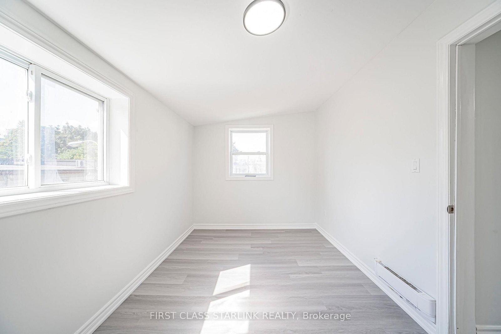 945 Gerrard Street E • Toronto, ON photo 28