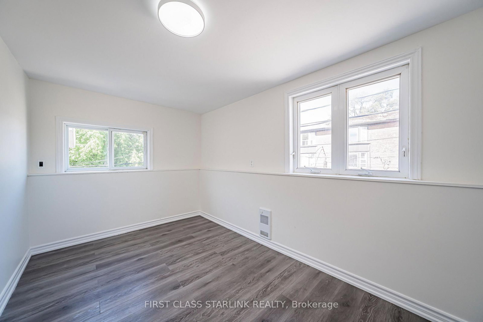945 Gerrard Street E • Toronto, ON photo 34
