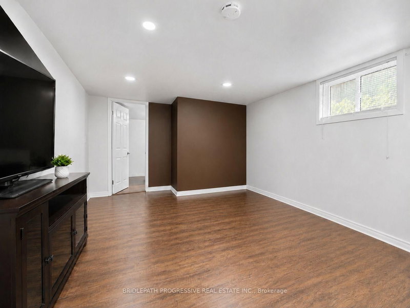 621 Wychwood St photo 5