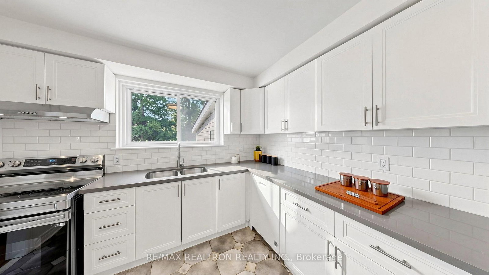229 CHARTLAND Boulevard S • Toronto, ON photo 14