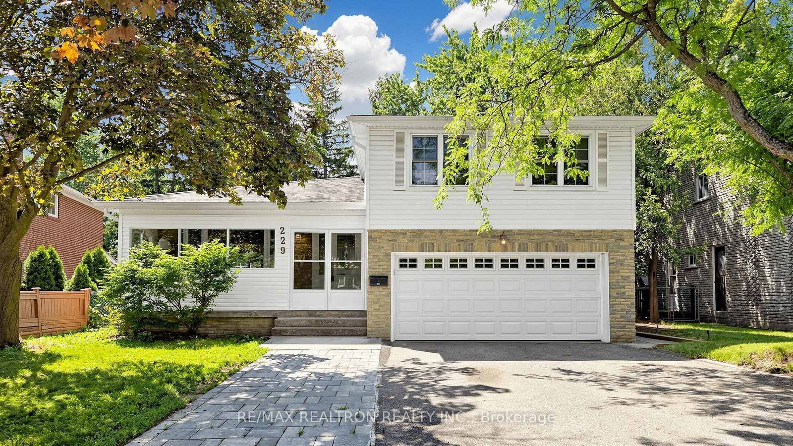 229 CHARTLAND Boulevard S • Toronto, ON photo 4