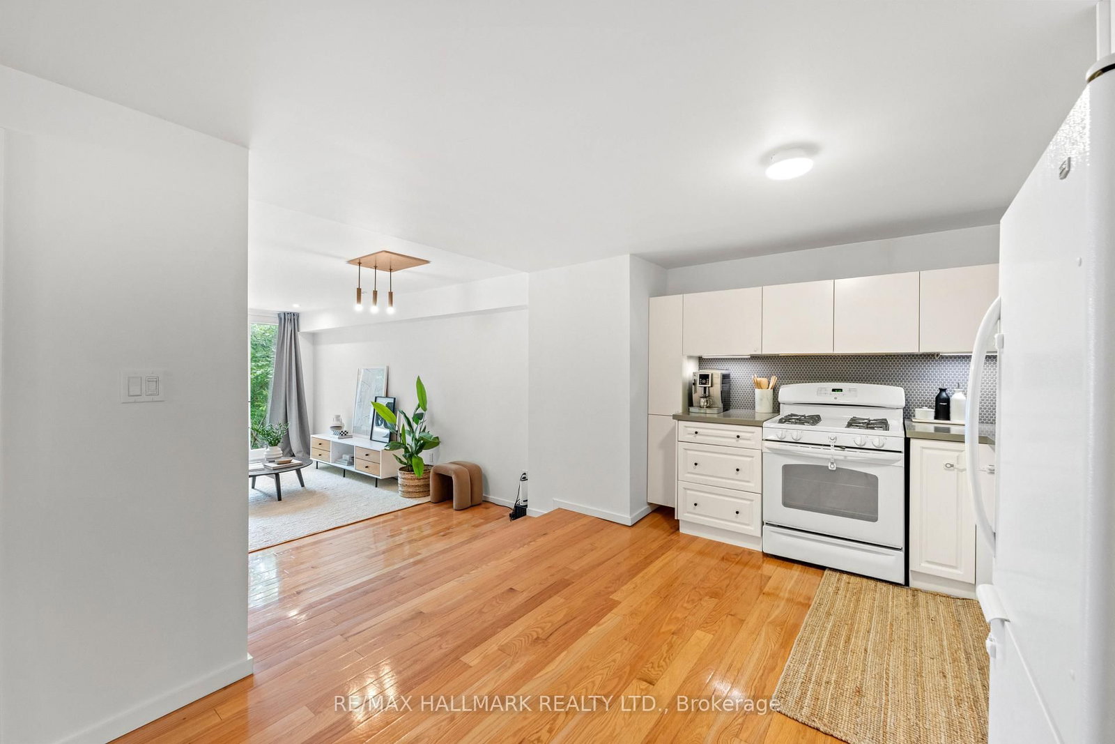 92 Chisholm Avenue • Toronto, ON photo 9
