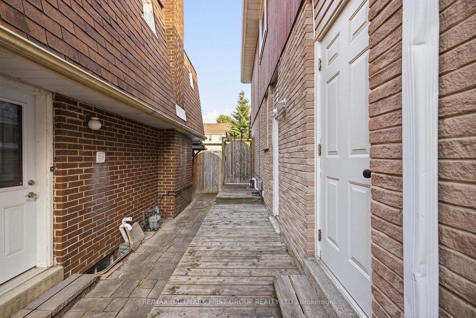 1896 New Street • Pickering, ON photo 38