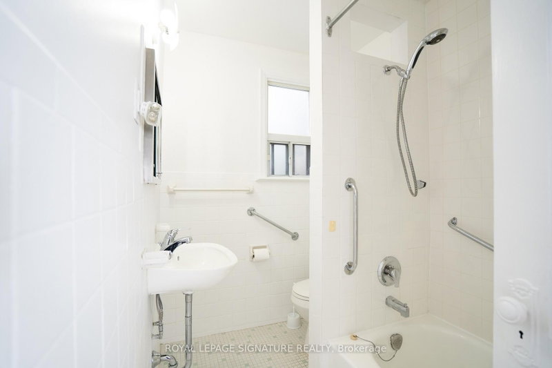 393 Milverton Toronto,ON M4J 1W1 — Photo 10
