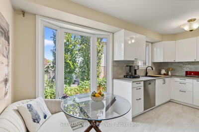 336 Gothic Court • Oshawa, ON photo 4