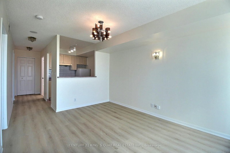 8 Lee Centre Dr photo 4