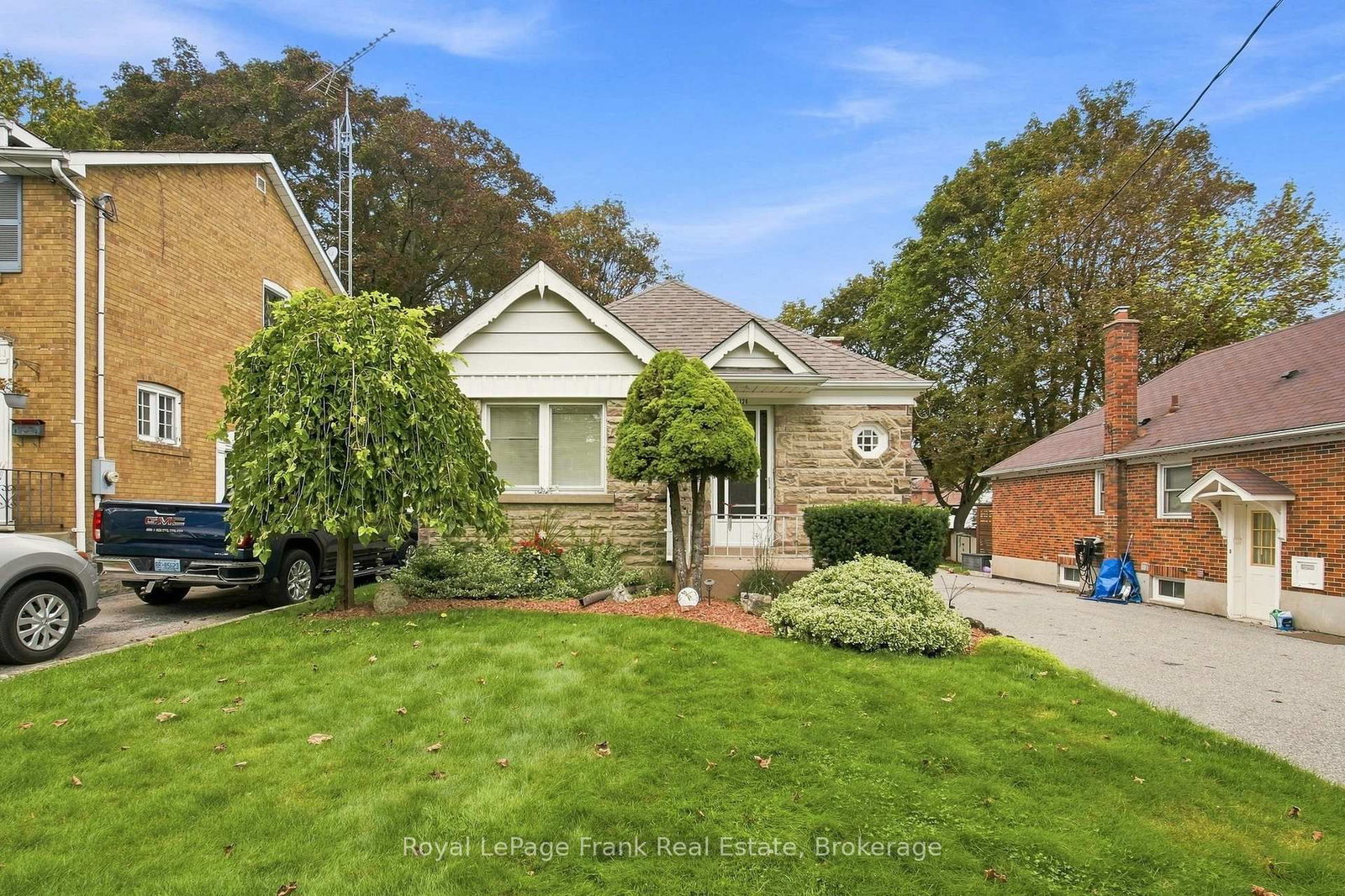 126 Lauder Road • Oshawa, ON photo 2