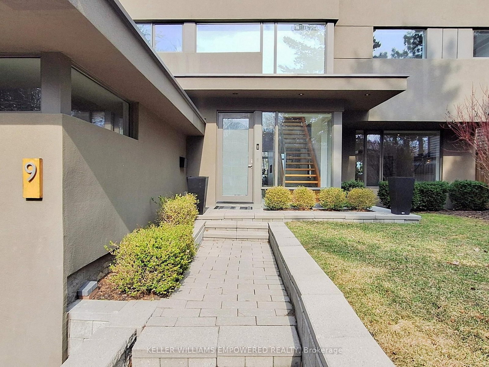 9 Fenwood Heights • Toronto, ON photo 5