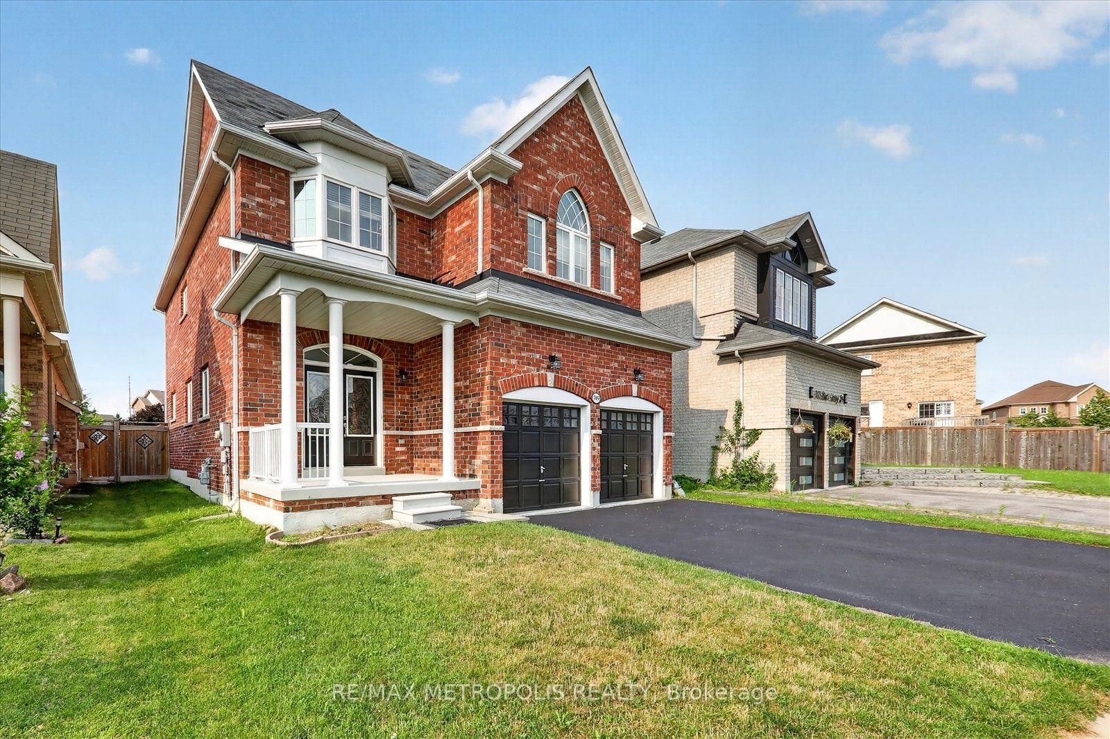 749 Black Cherry Drive • Oshawa, ON photo 4