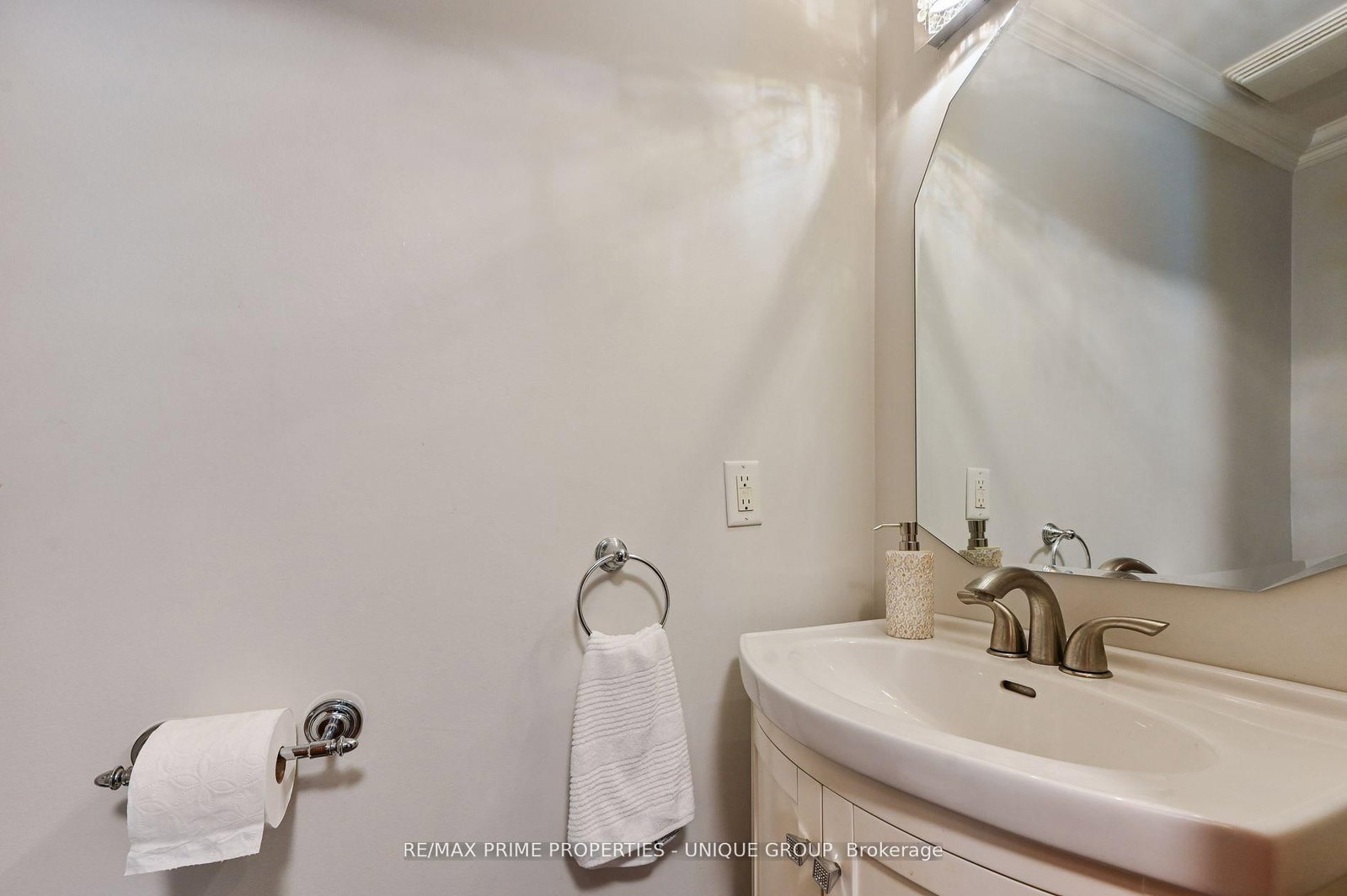 16 Eastwood Avenue • Toronto, ON photo 18