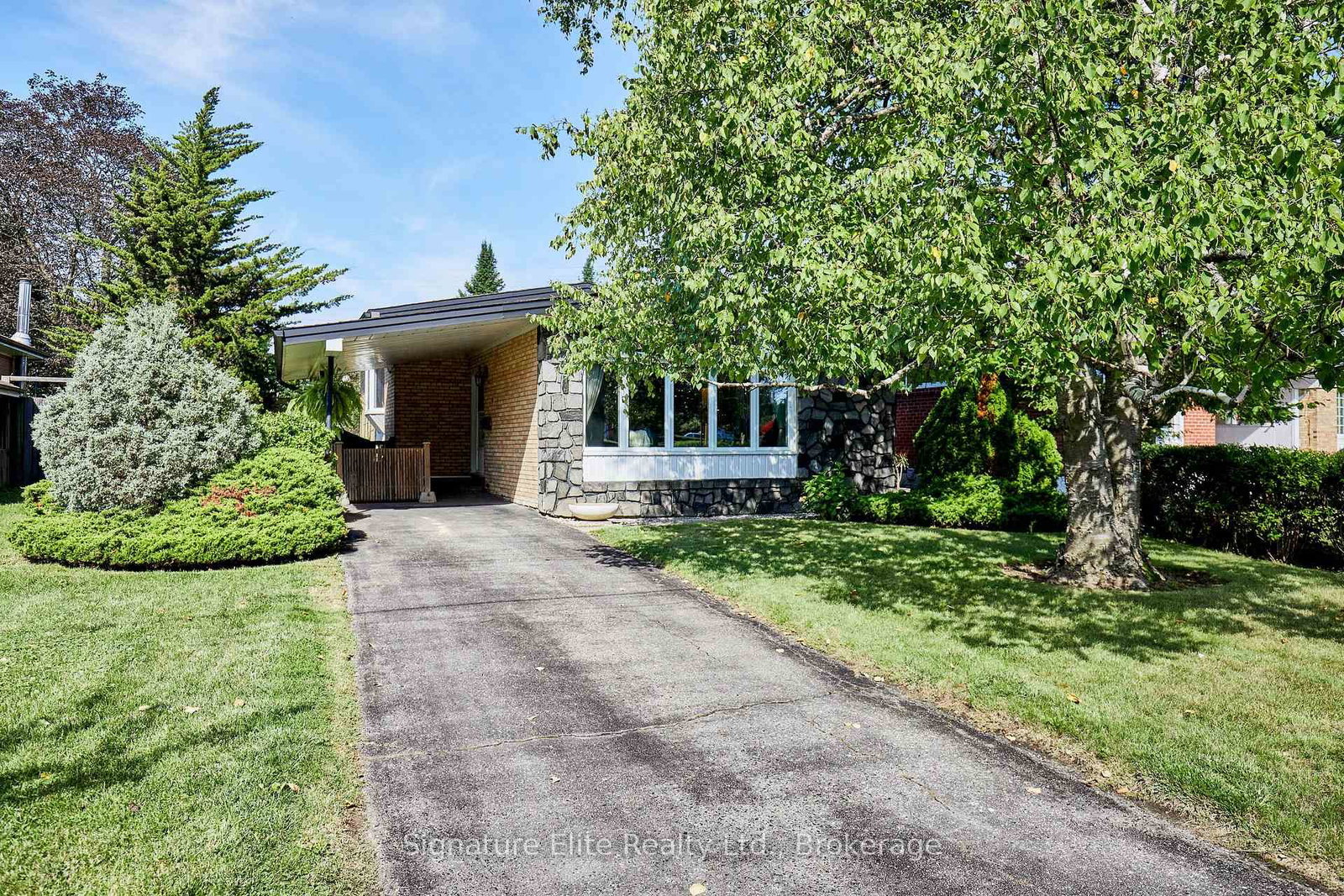 122 Haileybury Drive • Toronto, ON photo 2